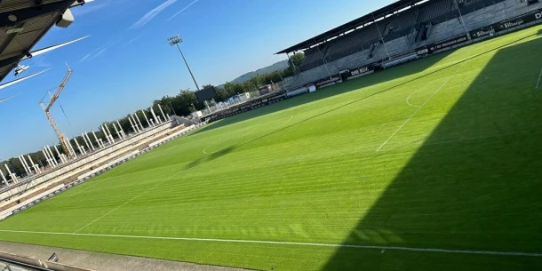 Ein schneller Vitalitätsschub für den Fußballrasen von SV Elversberg mit TURFORTE® BOOST Thumb
