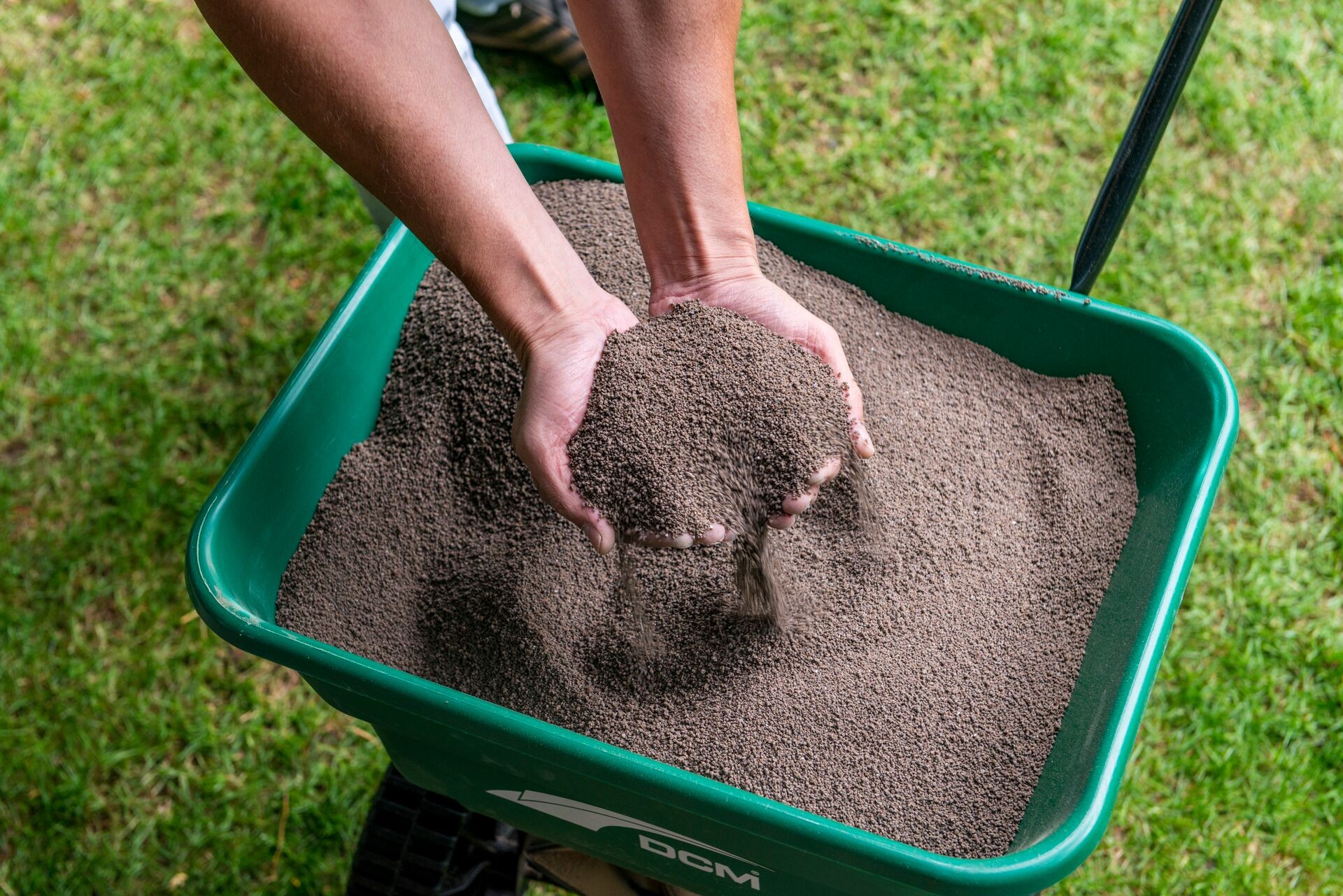 Rasen düngen 3 mal im Jahr - so gehen Sie richtig vor Thumb
