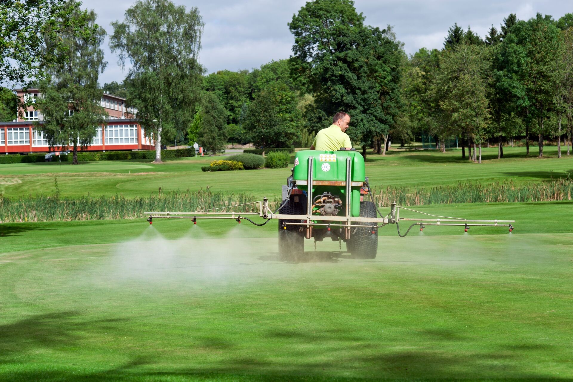 DCM INTRO® 2.0: der organische Wetting Agent zur Bekämpfung von Trockenstellen im Rasen Thumb